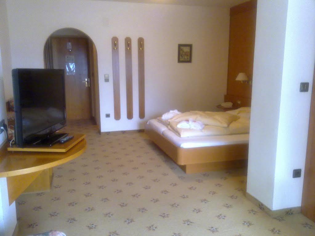 Fruehstuecks-Hotel Olympia Тіроло Екстер'єр фото